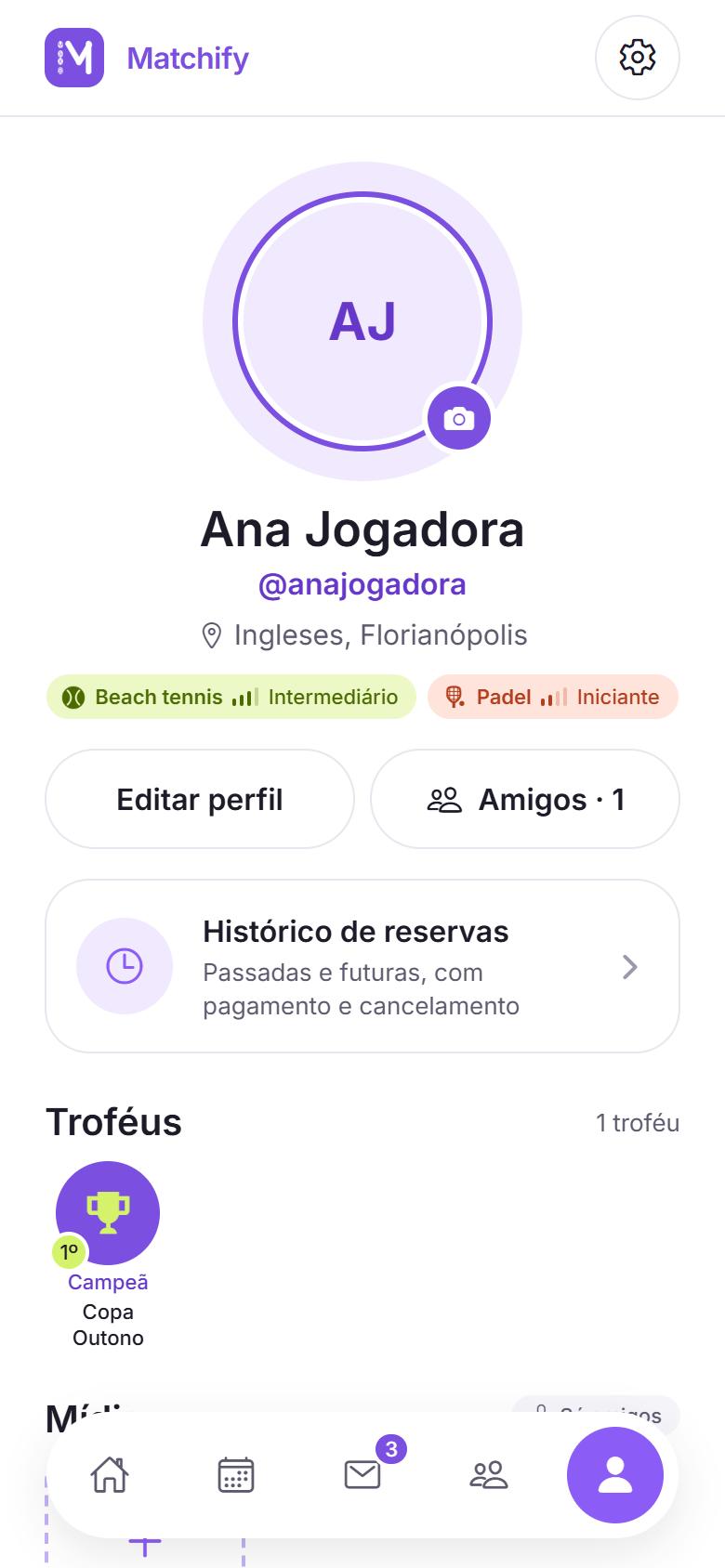 Tela do app com o perfil de uma jogadora: avatar, esportes com nível, amigos, histórico de reservas e o troféu de campeã
