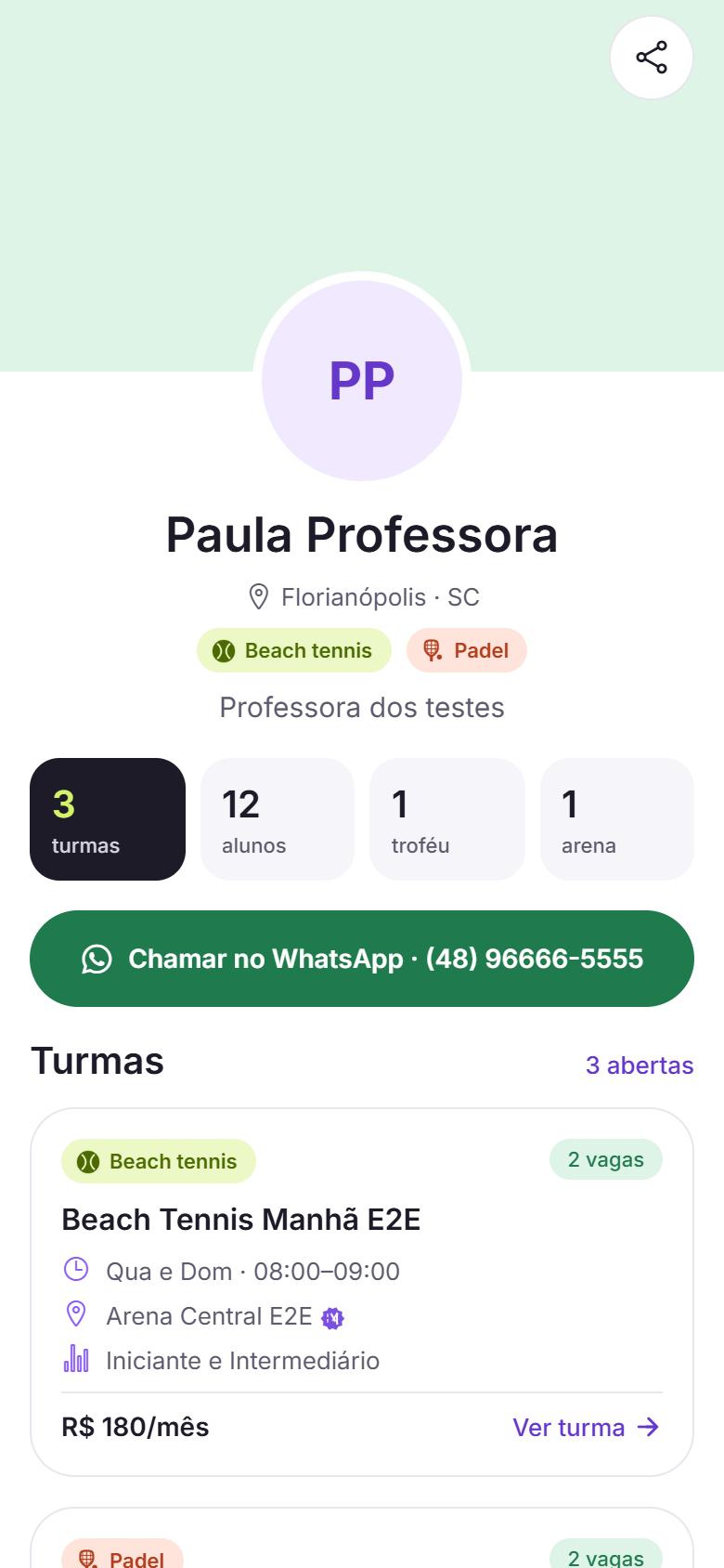 Tela do app com o perfil público de uma professora: esportes, turmas, alunos, troféu, WhatsApp e as turmas abertas